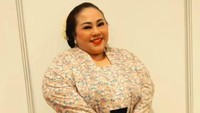 Waktu dibilang katanya nanti kalau pakai ini bakal punya suami pengusaha dan orang tergila-gila sama aku. Lha kenyataannya malah aku cerai dua kali, paparnya seraya tertawa. Foto: Instagram @nunung63.official