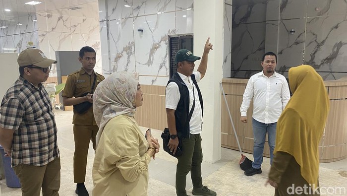 Legislator DPRD Parepare, Sulawesi Selatan (Sulsel), melakukan inspeksi mendadak (sidak) proyek rehabilitasi Puskesmas Lakessi yang molor dari waktu pelaksanaan.