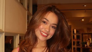 Senyum manis dan rambut glossy, definisi pretty in pink. Foto: Instagram Rebecca Klopper