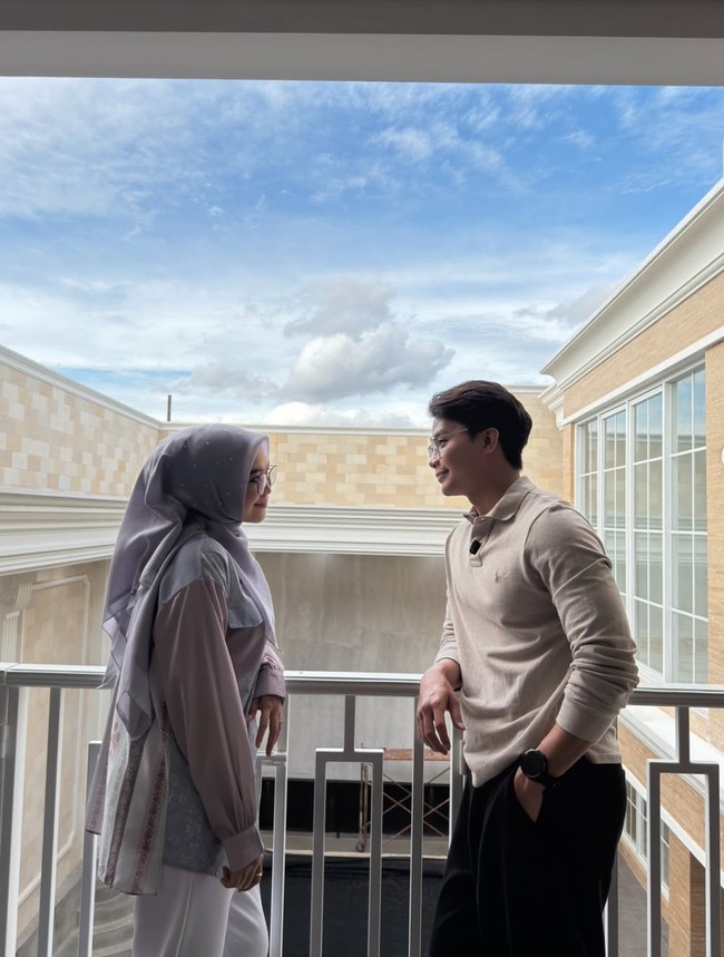 Ria Ricis kembali jadi sorotan usai kerap membagikan kebersamaannya dengan YouTuber Malaysia, Mikhail Imaan. Dalam salah satu unggahan terbaru, Mikhail Imaan terlihat berpose bersama Ricis. Unggahan tersebut kemudian diberi keterangan, Semoga pertemuan ini membuka ruang baru yang membawa kita ke arah yang lebih positif dan bermakna. Foto: Instagram/@mikha