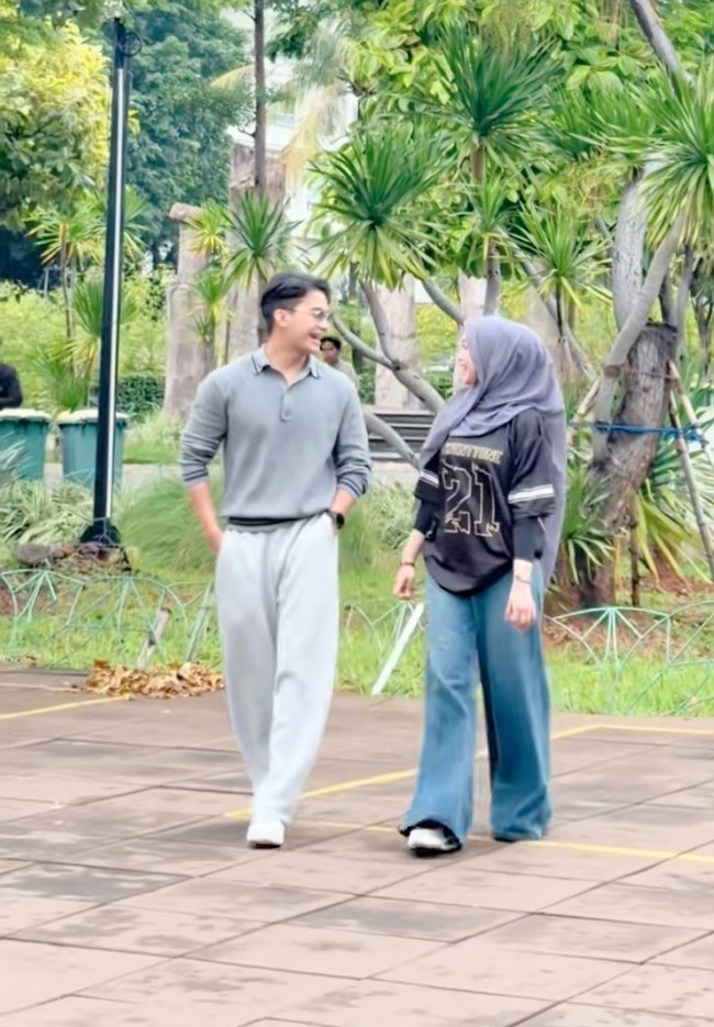 Sama-sama berprofesi sebagai konten kreator, keduanya terlihat akrab membuat konten di media sosial. Kedekatan keduanya pun banyak didukung dan mendapat doa positif dari para netizen. Foto: TikTok/@riaricis