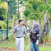 Sama-sama berprofesi sebagai konten kreator, keduanya terlihat akrab membuat konten di media sosial. Kedekatan keduanya pun banyak didukung dan mendapat doa positif dari para netizen. Foto: TikTok/@riaricis