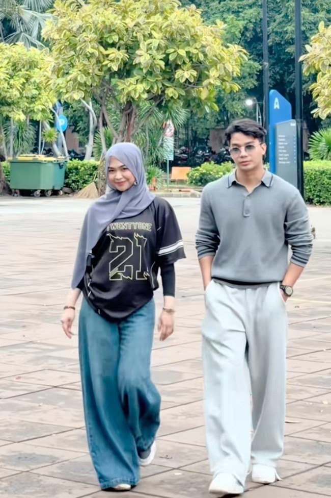 Sama-sama berstatus single, tak sedikit yang kerap ikut gemas dan menjodoh-jodohkan keduanya. Dalam salah satu konten YouTube, Ricis juga sempat terlihat menjemput sendiri Mikhail Imaan yang sedang berlibur ke Jakarta. Foto: TikTok/@riaricis