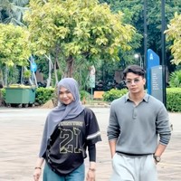 Sama-sama berstatus single, tak sedikit yang kerap ikut gemas dan menjodoh-jodohkan keduanya. Dalam salah satu konten YouTube, Ricis juga sempat terlihat menjemput sendiri Mikhail Imaan yang sedang berlibur ke Jakarta. Foto: TikTok/@riaricis