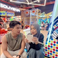 Bak pasangan kekasih, keduanya juga sempat menghabiskan waktu bersama dengan bermain di mall. Keakraban di antara keduanya jelas terlihat. Foto: TikTok/@riaricis