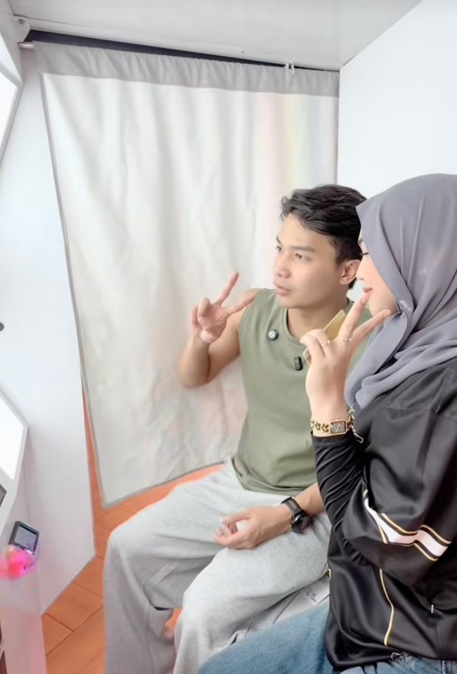 Kedekatan Ricis dan Imaan kembali terlihat saat keduanya photobox bareng. Mikhail Imaan sendiri diketahui merupakan konten kreator sekaligus presenter Malaysia yang aktif sebagai influencer. Di Instagram ia memiliki pengikut lebih dari 572 ribu orang. Foto: TikTok/@riaricis