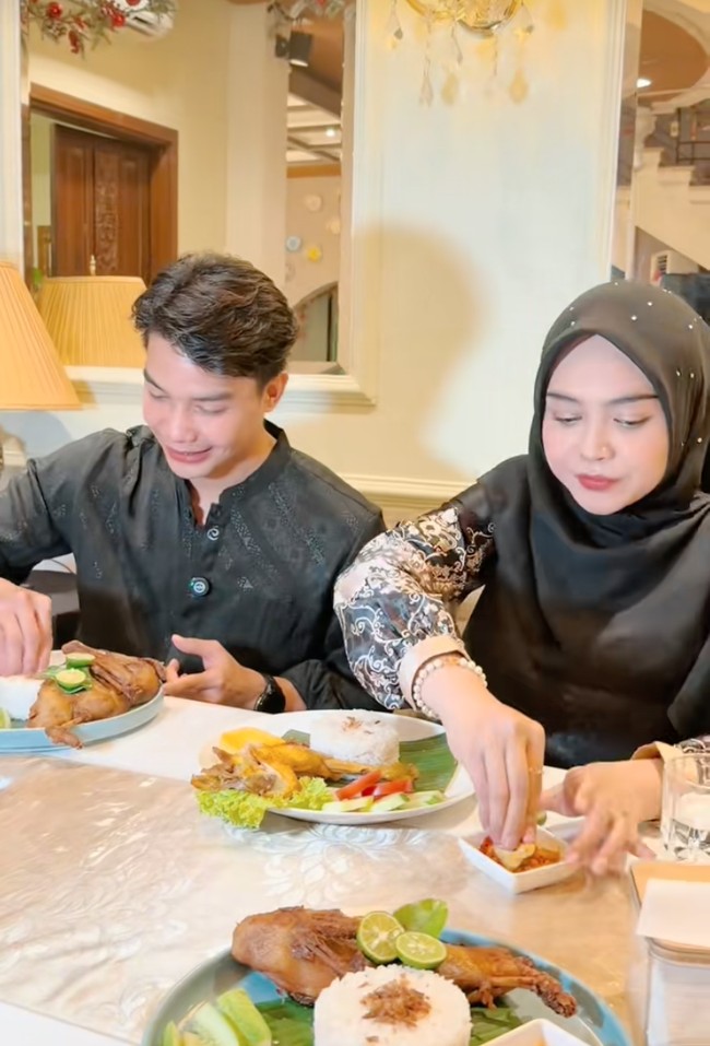 Meski tampak akrab, namun Ricis sempat mengungkapkan di Instagramnya bahwa hubungan keduanya hingga kini masih sebatas teman baik. Aku no comment. Kalian aja bantu doaa. Tapi... kami cuma berteman baik yaaaa, terang Ricis. Foto: TikTok/@riaricis