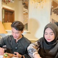 Meski tampak akrab, namun Ricis sempat mengungkapkan di Instagramnya bahwa hubungan keduanya hingga kini masih sebatas teman baik. Aku no comment. Kalian aja bantu doaa. Tapi... kami cuma berteman baik yaaaa, terang Ricis. Foto: TikTok/@riaricis