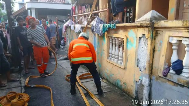 Rumah di Matraman, Jaktim, dilanda kebakaran. Petugas damkar sempat terhalang mobil parkir di jalanan saat hendak menuju lokasi rumah terbakar. (dok Damkar Jaktim)