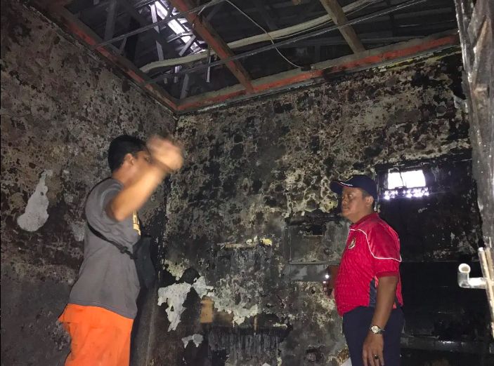 Rumah di Matraman, Jaktim, dilanda kebakaran. Petugas damkar sempat terhalang mobil parkir di jalanan saat hendak menuju lokasi rumah terbakar. (dok Damkar Jaktim)