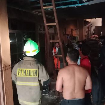 Rumah di Matraman, Jaktim, dilanda kebakaran. Petugas damkar sempat terhalang mobil parkir di jalanan saat hendak menuju lokasi rumah terbakar. (dok Damkar Jaktim)