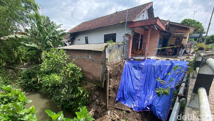 Halaman Rumah Warga Blitar Tergerus Longsor, Penghuni Cemas