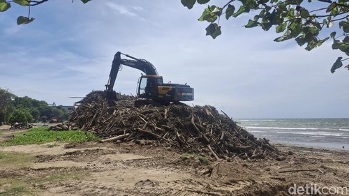 Sampah laut di Pantai Kuta, Badung, Selasa (20/1/2025).(Fabiola Dianira)