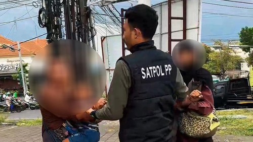 Satpol PP Kota Denpasar menertibkan 18 pengemis, gelandangan, pengamen, hingga badut di sejumlah lokasi, pada Kamis (15/1/2026). (Foto: Dok. Satpol PP Denpasar)