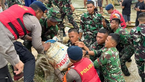 Satuan Brimob Polda Metro Jaya melalui Tim SAR Batalyon D Pelopor membantu menangani tanggul di Kampung Bendungan, Desa Pantai Bakti, Kecamatan Muara Gembong, Kabupaten Bekasi, yang jebol (dok istimewa)
