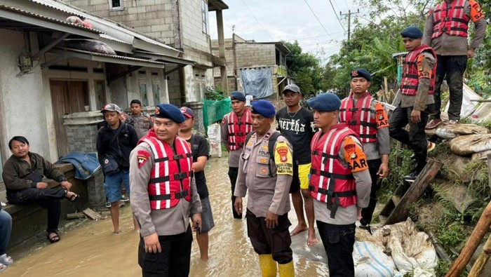 Brimob Polda Metro Gerak Cepat Perbaiki Tanggung Jebol di Bekasi