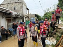Brimob Polda Metro Gerak Cepat Perbaiki Tanggung Jebol di Bekasi