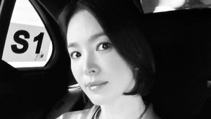 Sejak tampil di Encounter (2018) hingga The Glory (2022), Song Hye Kyo memilih bergaya rambut bob pendek. Sekarang rambutnya jauh lebih pendek lagi buat proyek drakor terbaru. (Foto: dok. Instagram @kyo1122)