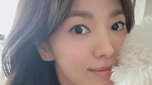 Udah beberapa tahun bergaya rambut pendek, wajar aja nih Song Hye Kyo jadi kangen dengan rambut tergerai panjangnya kayak waktu di Descendants of the Sun (2016). (Foto: dok. Instagram @kyo1122)