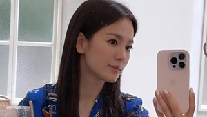 Dalam unggahannya, Song Hye Kyo memajang foto-foto yang diambil saat dirinya berambut panjang. (Foto: dok. Instagram @kyo1122)