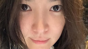 Kapan aku akan memanjangkan rambutku... tulis Song Hye Kyo diikuti emoji wajah murung, dilihat Rabu (21/1/2026). (Foto: dok. Instagram @kyo1122)