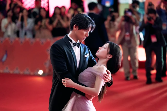Interaksi Sota Fukushi dan Go Youn Jung bikin penonton gemas dan meleleh. Meski awalnya tak suka dengan Cha Mu Hee, ia terkejut dengan ciuman yang tiba-tiba darinya saat ‘dirasuki’ Do Ra Mi. Foto: Instagram