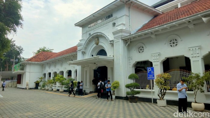 Suasana halaman depan PN Surabaya