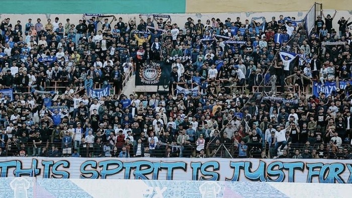Suporter PSIM Jogja di Stadion Sultan Agung, Bantul.