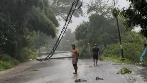 Tampak sejumlah tiang listrik membentang di tengah jalan di jalan raya Sengkol-Kuta Mandalika, Selasa (20/1/2026).