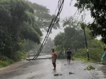 12 Tiang Listrik Tumbang Diterjang Angin Kencang di Mandalika