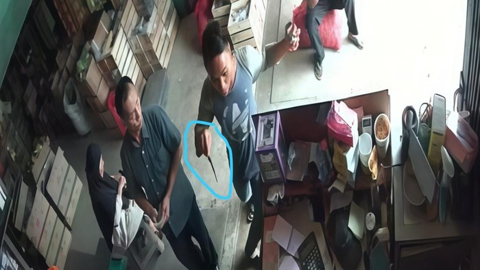 Tangkap layar CCTV penusukan pedagang bawang