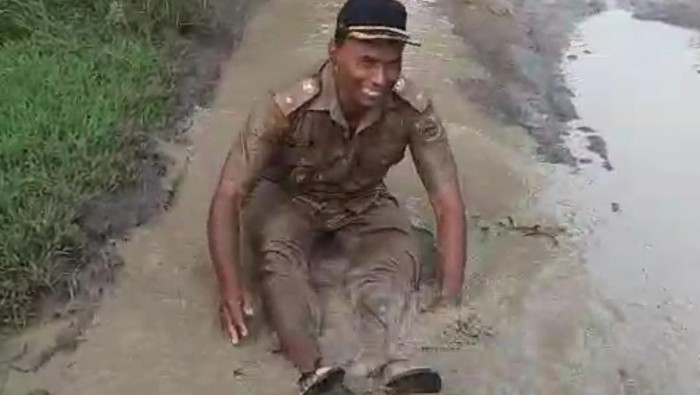 Tangkapan layar video Kades Ngepringan, Sragen, nekat mandi lumpur untuk memprotes kerusakan jalan, Selasa (20/1/2026).