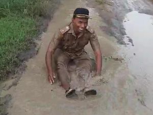 Kades di Sragen Mandi Lumpur di Kubangan Jalan Rusak, Ini Alasannya