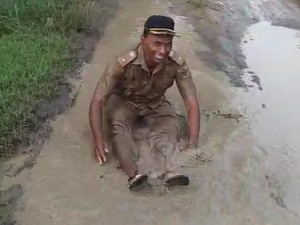 Viral Kades Ngepringan Sragen Mandi Lumpur di Jalan Rusak