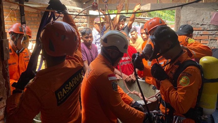 Tim SAR Bungo mengevakuasi pria tewas di dalam sumur diduga menghirup gas beracun