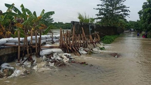 Titik tanggul jebol Sungai Citarum di Desa Pantai Bakti, Kecamatan Muaragembong, Kabupaten Bekasi, Selasa.(ANTARA/Pradita KS)