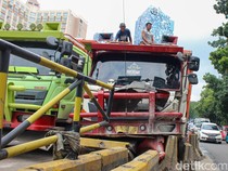 Truk Hantam Pembatas di Casablanca, Lalu Lintas ke Tanah Abang Macet