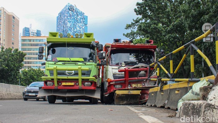 Sebuah truk menghantam pembatas jalan di Jalan Casablanca, Jakarta Selatan, Selasa (20/1/2026). Akibatnya, arus lalu lintas ke arah Tanah Abang tersendat sejak pagi. Kecelakaan tunggal tersebut terjadi sekitar pukul 06.30 WIB, bertepatan dengan meningkatnya volume kendaraan pagi hari. Truk yang melaju di jalur utama diduga kehilangan kendali hingga menghantam pembatas beton di tengah jalan.