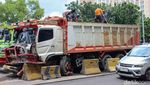Truk Hantam Pembatas di Casablanca, Lalu Lintas ke Tanah Abang Macet