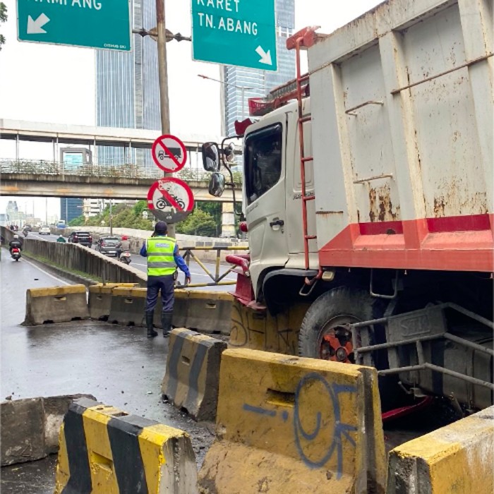 Truk menabrak pembatas jalan di Jalan Casablanca, Jaksel membuat lalu lintas di sekitarnya ikut macet. (dok Pribadi/M Zidan)