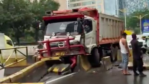 Truk menabrak pembatas jalan di Jalan Casablanca, Tebet, Jaksel. (dok Pribadi/Nico Ramadhan)