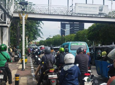 Truk menabrak pembatas jalan di Jalan Casablanca, Tebet, Jaksel. (dok Pribadi/Asyifa Shera)