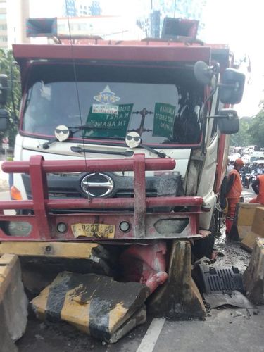 Truk menabrak pembatas jalan di Jalan Casablanca, Tebet, Jaksel. (dok TMC Polda Metro)