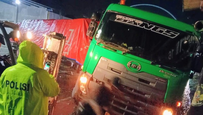 Truk trailer terperosok di jalur pantura Situbondo