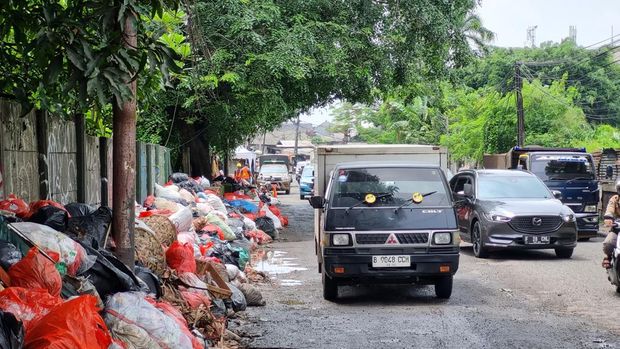 Tumpukan sampah masih terlihat di Ciputat Tangsel meski status tanggap darurat sampah sudah berakhir