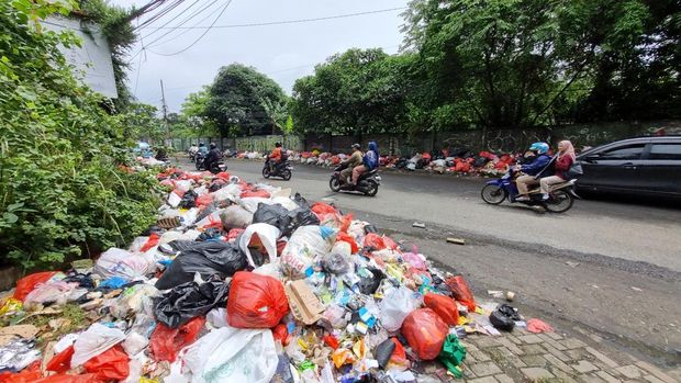 Tumpukan sampah masih terlihat di Ciputat Tangsel meski status tanggap darurat sampah sudah berakhir