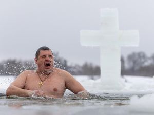 Umat Kristen Ortodoks Jalani Ritual Air Es Saat Epifani