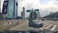 Viral Mobil Lawan Arah Masuk Tol Lewat Pintu Keluar