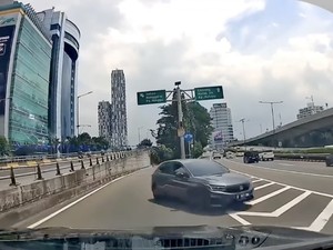 Viral Mobil Lawan Arah Masuk Tol Lewat Pintu Keluar
