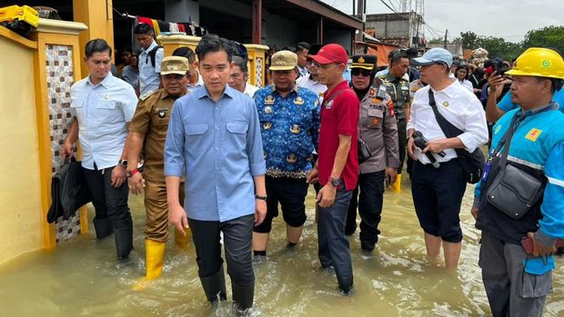 Wakil Presiden Gibran Rakabuming Raka mengunjungi pos pengungsian korban banjir di Tambun Utara. Kapolres Metro Bekasi Kombes Sumarni memastikan warga terlayani dengan baik.